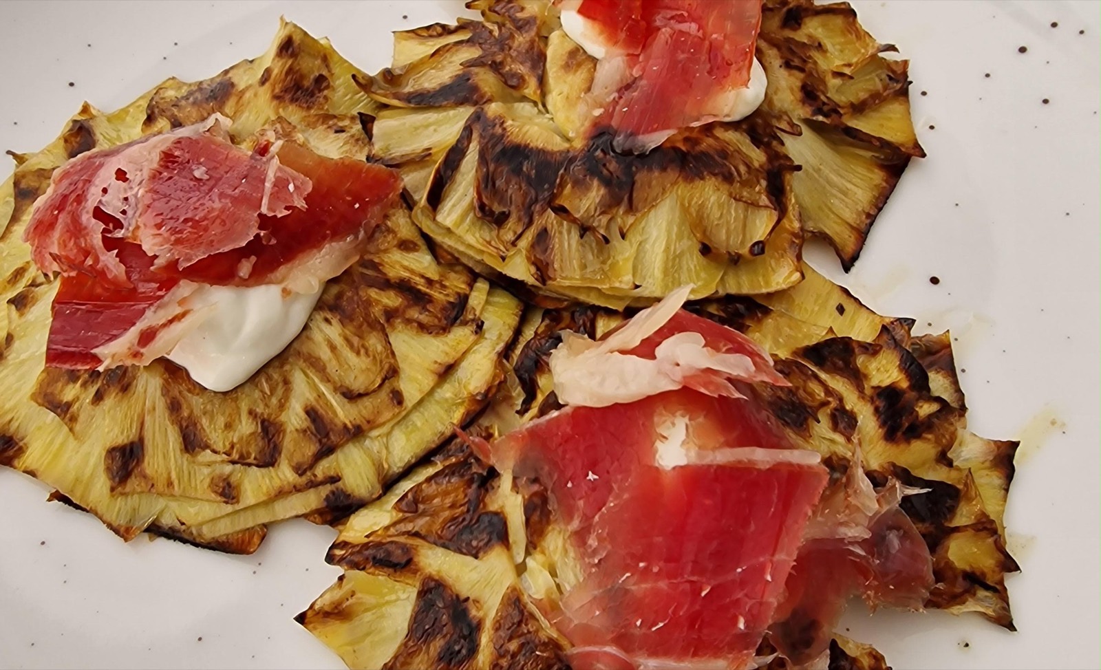 Tapa especial con pina y jamon en La Gramola Mallorca.